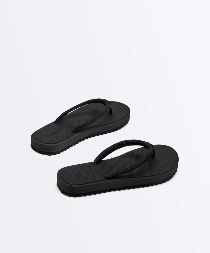 Strandsandalen aus geflochtenem Seil Strandsandalen aus geflochtenem Seil