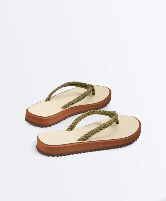 Strandsandalen aus geflochtenem Seil Strandsandalen aus geflochtenem Seil