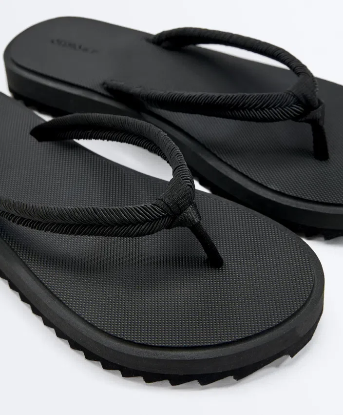 Strandsandalen aus geflochtenem Seil Strandsandalen aus geflochtenem Seil
