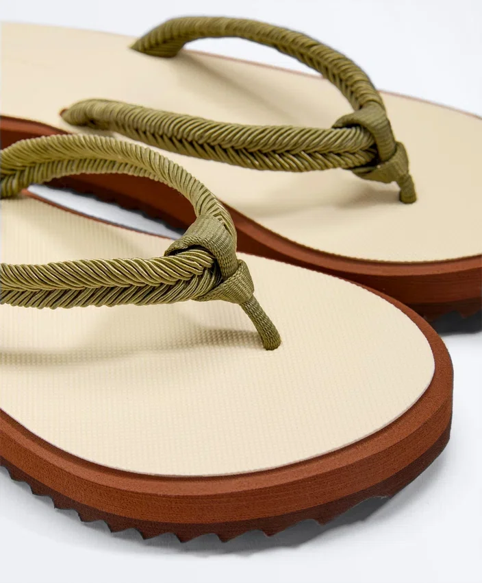 Strandsandalen aus geflochtenem Seil Strandsandalen aus geflochtenem Seil