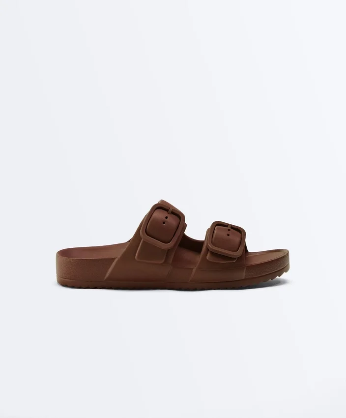 Strandsandalen mit Schnallen Strandsandalen mit Schnallen