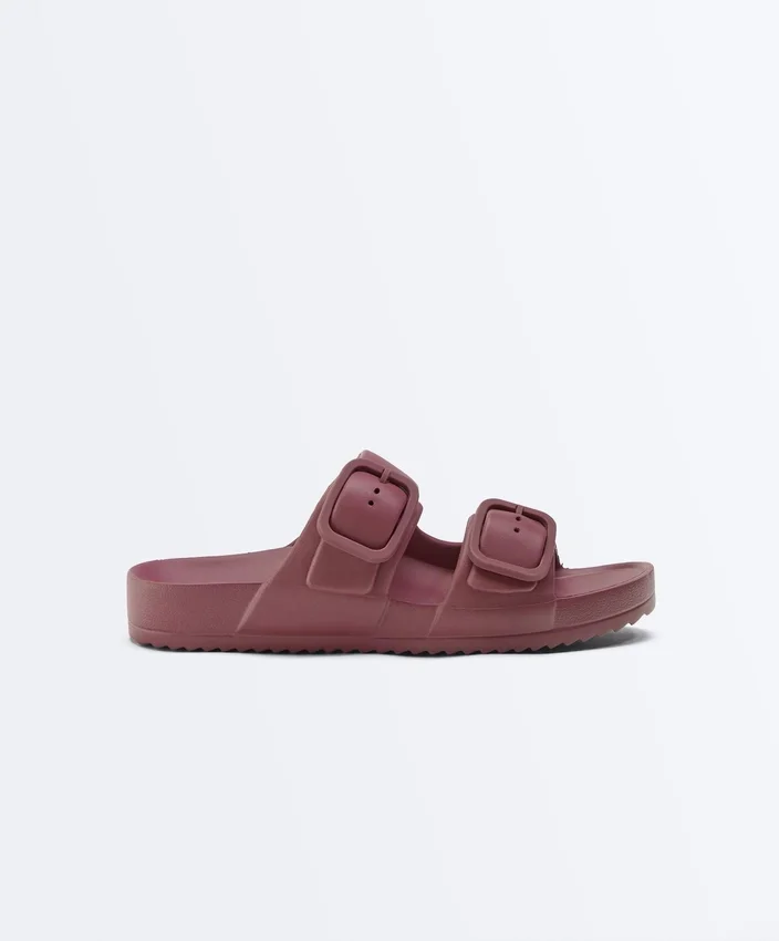 Strandsandalen mit Schnallen Strandsandalen mit Schnallen