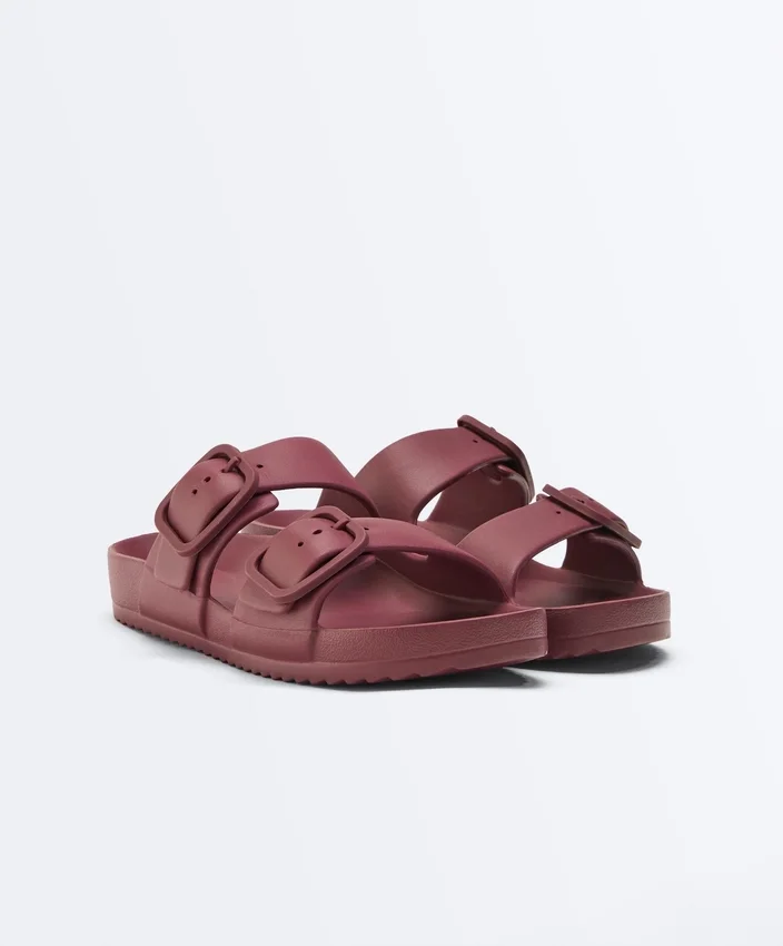Strandsandalen mit Schnallen Strandsandalen mit Schnallen