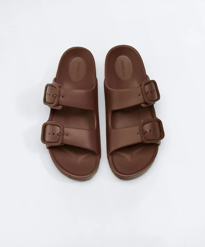 Strandsandalen mit Schnallen Strandsandalen mit Schnallen