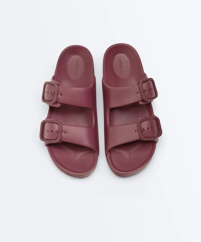 Strandsandalen mit Schnallen Strandsandalen mit Schnallen
