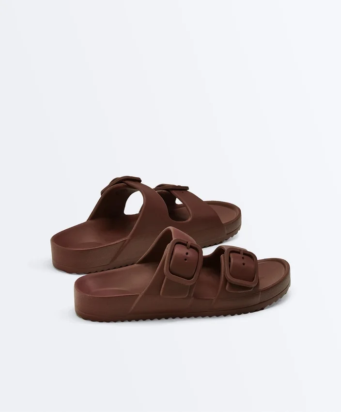 Strandsandalen mit Schnallen Strandsandalen mit Schnallen