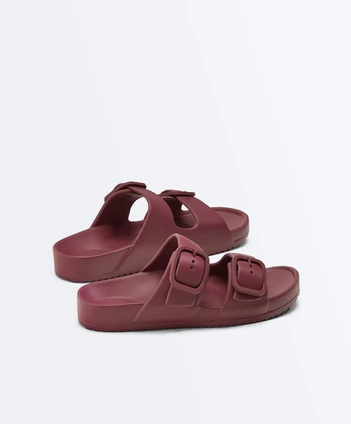 Strandsandalen mit Schnallen Strandsandalen mit Schnallen