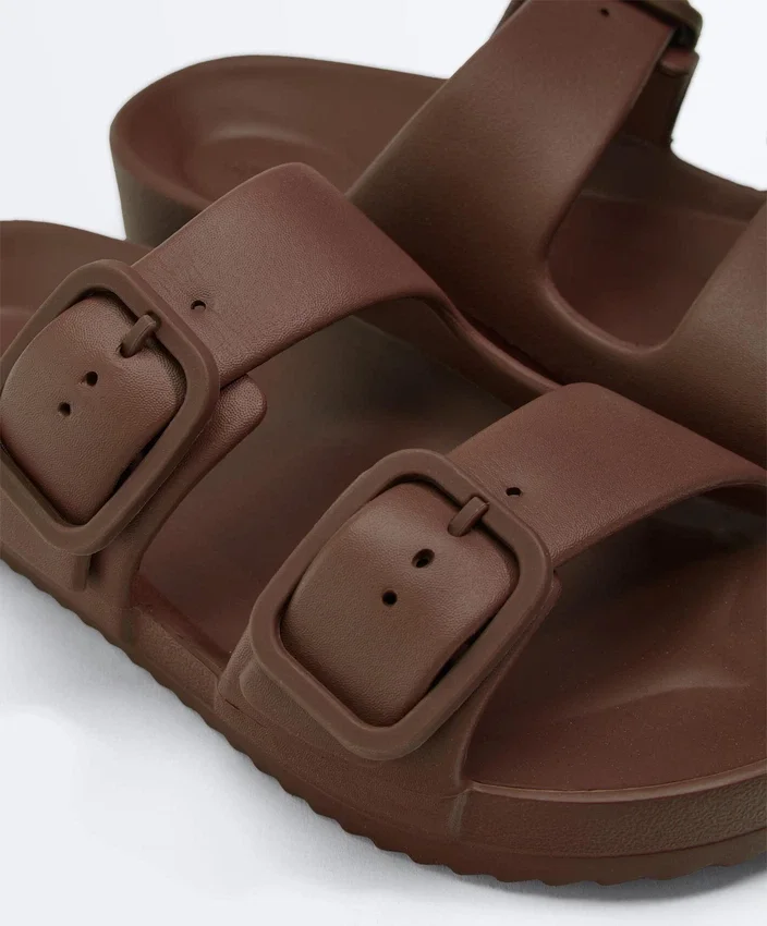 Strandsandalen mit Schnallen Strandsandalen mit Schnallen