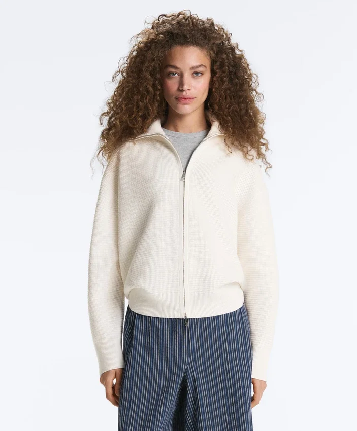 Strickjacke mit hohem Kragen Strickjacke mit hohem Kragen