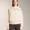 Strickjacke mit hohem Kragen Strickjacke mit hohem Kragen