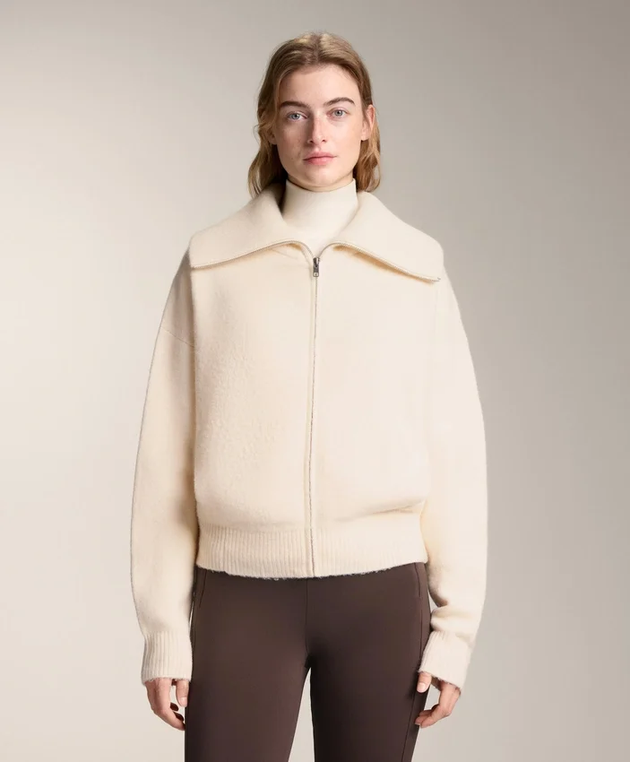 Strickjacke mit hohem Kragen Strickjacke mit hohem Kragen