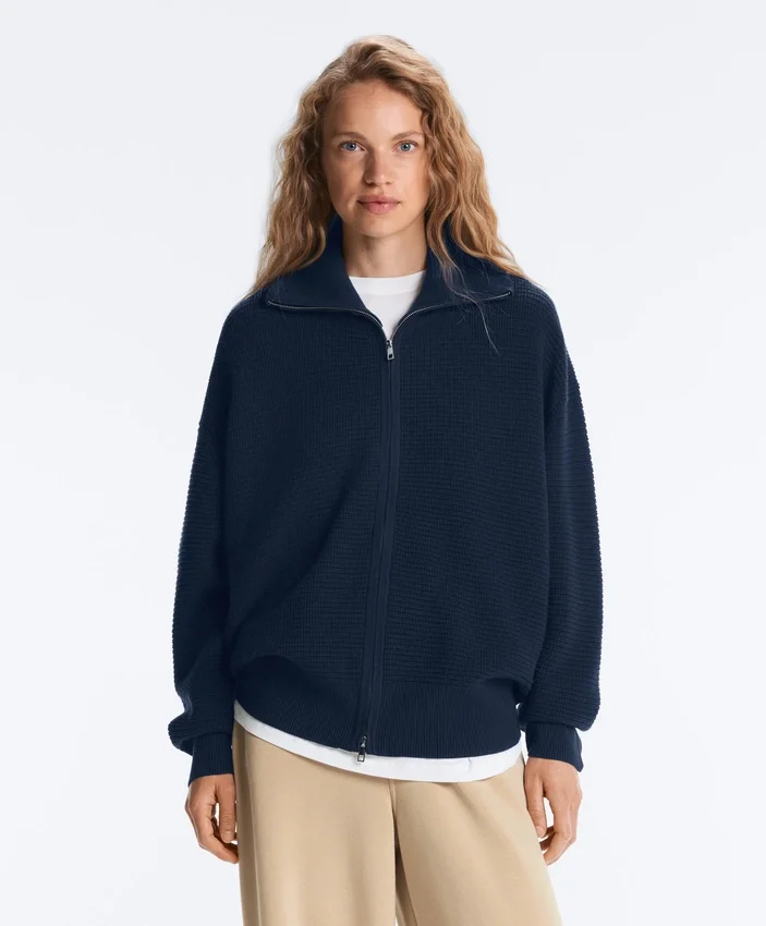 Strickjacke mit hohem Kragen Strickjacke mit hohem Kragen