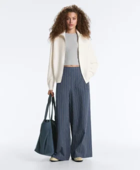Strickjacke mit hohem Kragen