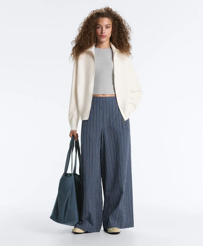 Strickjacke mit hohem Kragen Strickjacke mit hohem Kragen