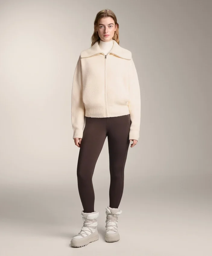Strickjacke mit hohem Kragen Strickjacke mit hohem Kragen