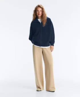 Strickjacke mit hohem Kragen
