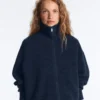 Strickjacke mit hohem Kragen Strickjacke mit hohem Kragen