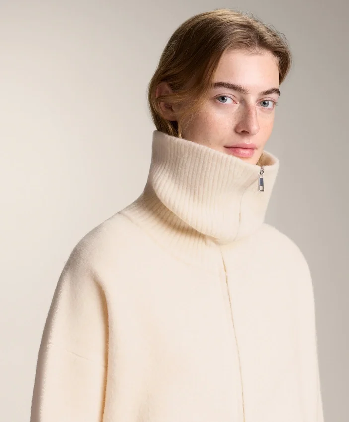 Strickjacke mit hohem Kragen Strickjacke mit hohem Kragen