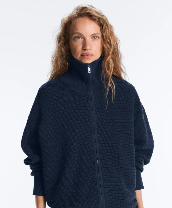Strickjacke mit hohem Kragen Strickjacke mit hohem Kragen