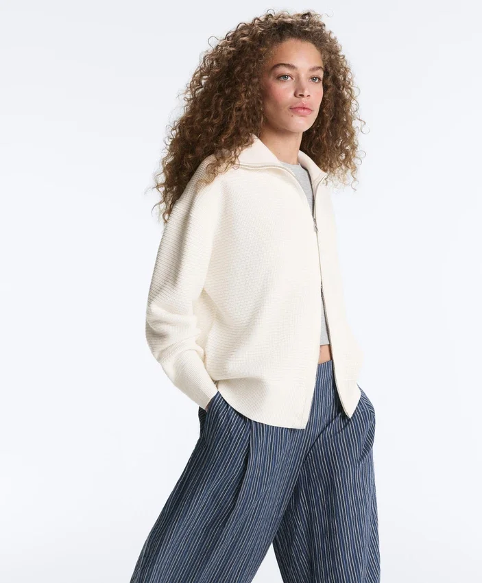 Strickjacke mit hohem Kragen Strickjacke mit hohem Kragen