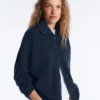 Strickjacke mit hohem Kragen Strickjacke mit hohem Kragen