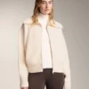Strickjacke mit hohem Kragen Strickjacke mit hohem Kragen