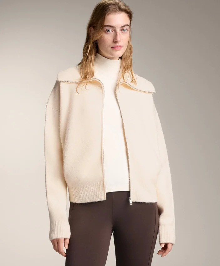 Strickjacke mit hohem Kragen Strickjacke mit hohem Kragen