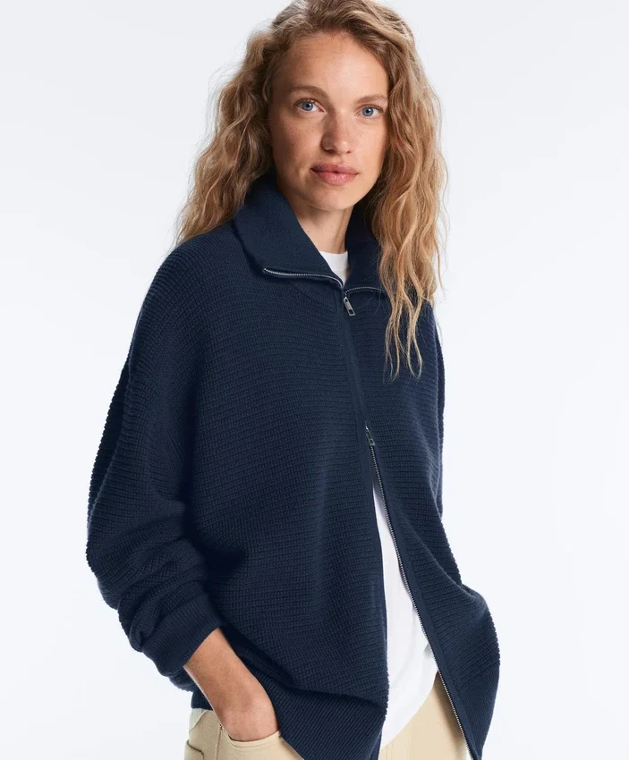 Strickjacke mit hohem Kragen Strickjacke mit hohem Kragen
