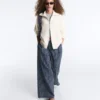 Strickjacke mit hohem Kragen Strickjacke mit hohem Kragen