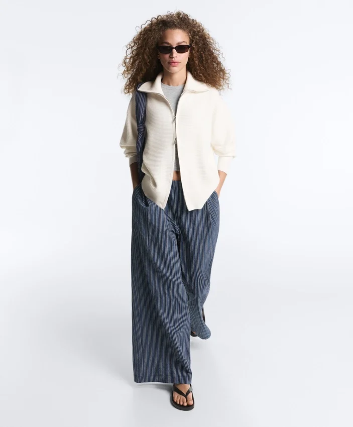 Strickjacke mit hohem Kragen Strickjacke mit hohem Kragen