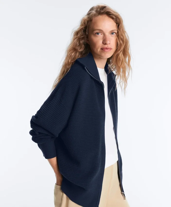Strickjacke mit hohem Kragen Strickjacke mit hohem Kragen