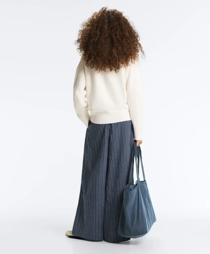 Strickjacke mit hohem Kragen Strickjacke mit hohem Kragen