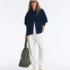 Strickjacke mit hohem Kragen Strickjacke mit hohem Kragen