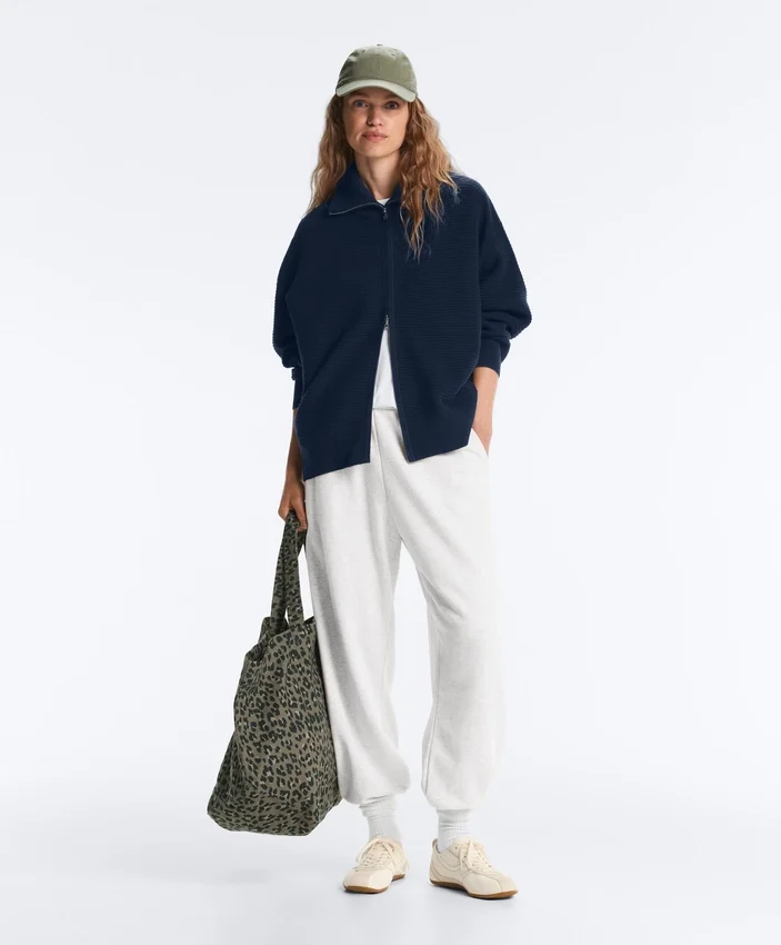 Strickjacke mit hohem Kragen Strickjacke mit hohem Kragen