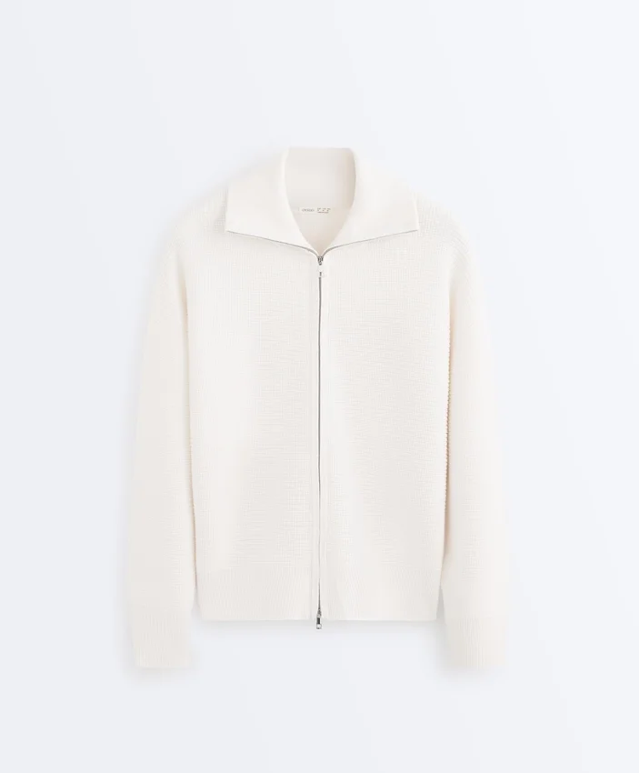 Strickjacke mit hohem Kragen Strickjacke mit hohem Kragen
