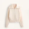 Strickjacke mit hohem Kragen Strickjacke mit hohem Kragen