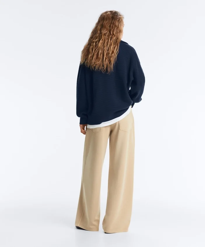 Strickjacke mit hohem Kragen Strickjacke mit hohem Kragen