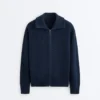 Strickjacke mit hohem Kragen Strickjacke mit hohem Kragen
