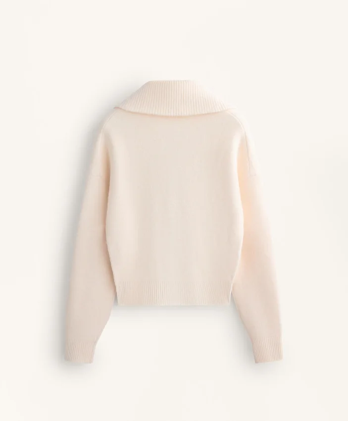 Strickjacke mit hohem Kragen Strickjacke mit hohem Kragen
