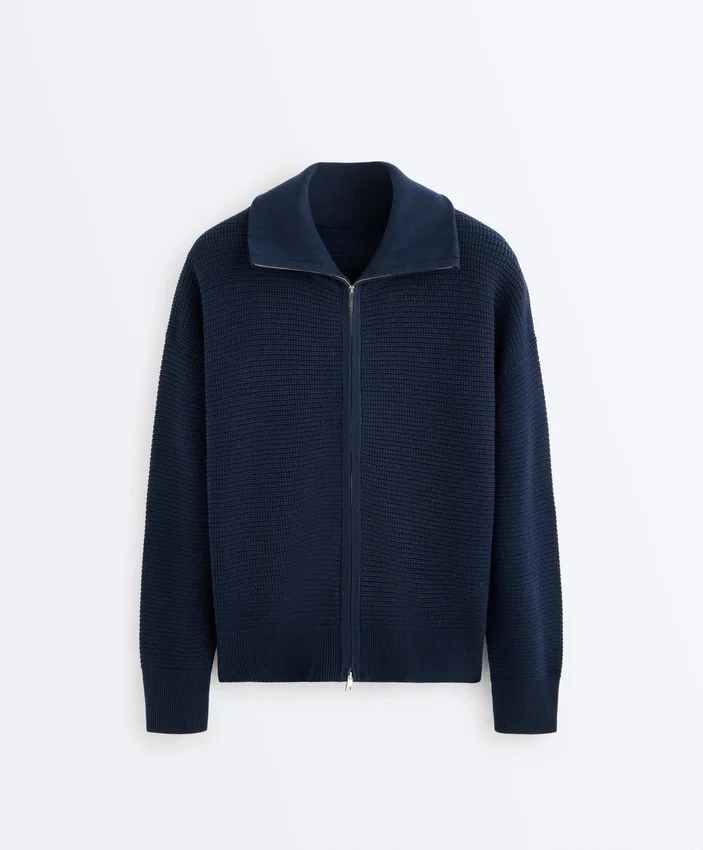 Strickjacke mit hohem Kragen Strickjacke mit hohem Kragen