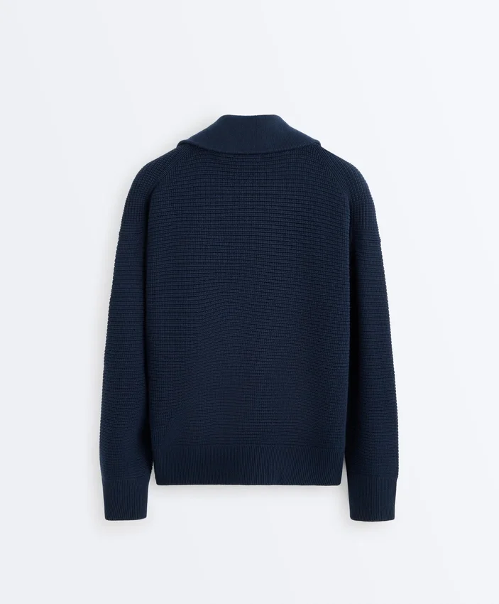 Strickjacke mit hohem Kragen Strickjacke mit hohem Kragen