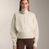 Strickjacke mit kontrastierendem Reißverschluss Strickjacke mit kontrastierendem Reißverschluss
