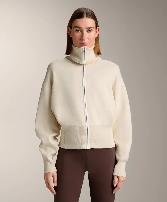 Strickjacke mit kontrastierendem Reißverschluss Strickjacke mit kontrastierendem Reißverschluss