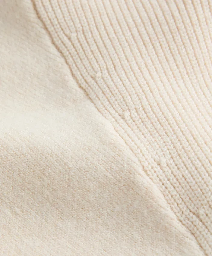 Strickjacke mit kontrastierendem Reißverschluss Strickjacke mit kontrastierendem Reißverschluss