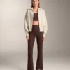 Strickjacke mit kontrastierendem Reißverschluss Strickjacke mit kontrastierendem Reißverschluss
