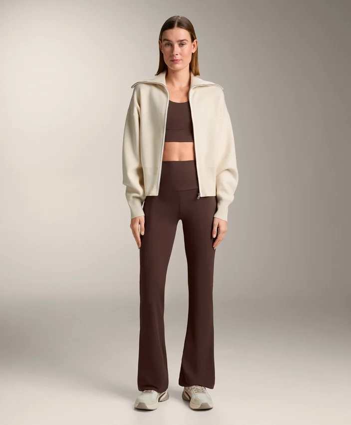 Strickjacke mit kontrastierendem Reißverschluss Strickjacke mit kontrastierendem Reißverschluss