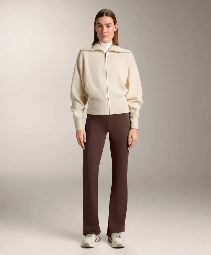 Strickjacke mit kontrastierendem Reißverschluss Strickjacke mit kontrastierendem Reißverschluss