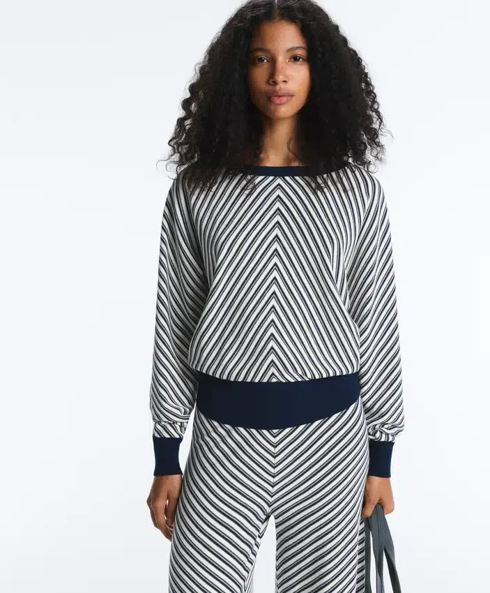 Strickpullover mit diagonalen Streifen Strickpullover mit diagonalen Streifen