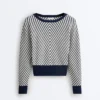 Strickpullover mit diagonalen Streifen Strickpullover mit diagonalen Streifen