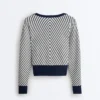 Strickpullover mit diagonalen Streifen Strickpullover mit diagonalen Streifen